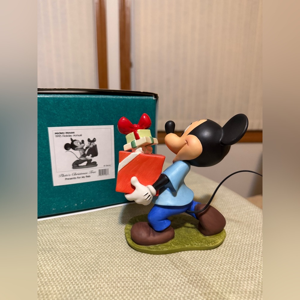 WDCC Mickey Mouse 1995 Holiday Annual - Pluto’s Christmas tree - Picture 2 of 2